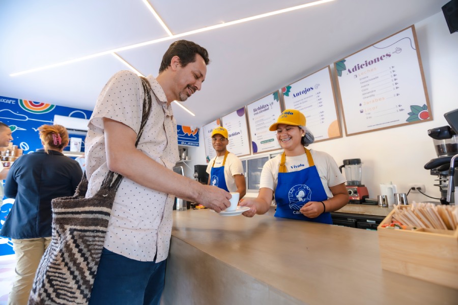 Barista entregando un café a un turista que visitó Vívolo Café en Casa Marina en Santa Marta